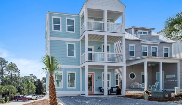 Family home with 5 Bd with decks, 5bth with 5 Pk spts, Rooftop - 5 Min to Beach!