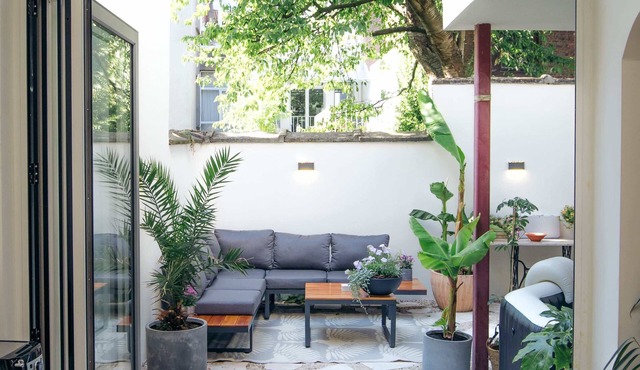 Family home with garden, jacuzzi & bbq