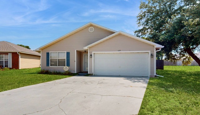 Family home with pool, large fenced-in yard, WiFi, central AC - dog-friendly