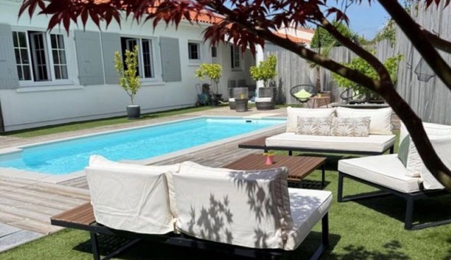 Family home with swimming pool near La Rochelle