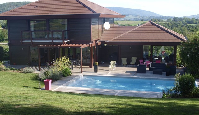 Family house for 8 people with swimming pool.