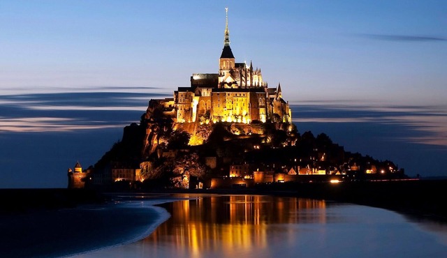 Family house on large lot, direct access to Mont St Michel bay.