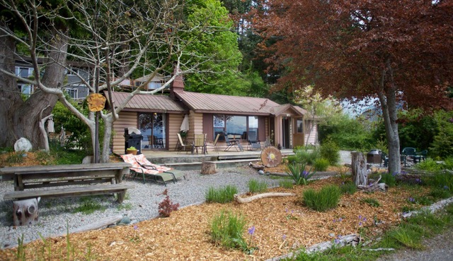 Family & pet friendly, homey beachfront Cottage, Halfmoon Bay, Sunshine Coast