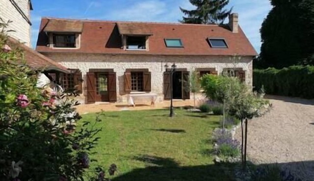 Family property in charming village on the banks of the Seine