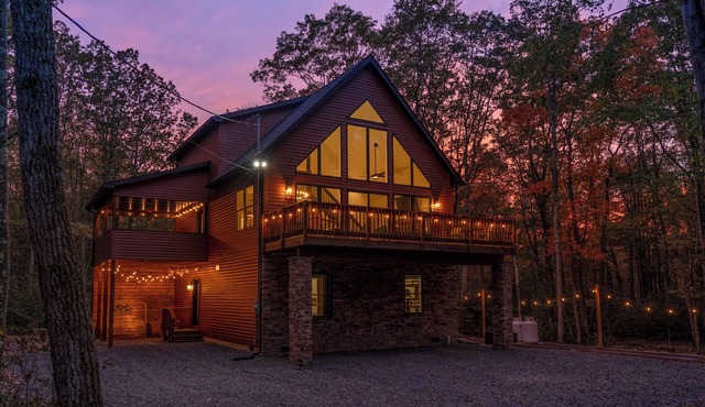 Family Retreat: 5 bedroom modern chalet with hot tub, games, & close to skiing!