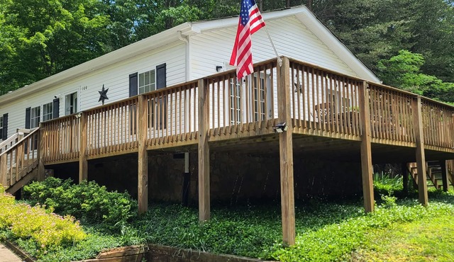 Family retreat at the Lake! Dock the boat, fish, jump, or swim from the dock.