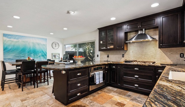 Family Retreat-Beach Oasis: 6 bedrooms, large Yard/garden,