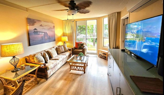 Family Retreat Resort Condo- Full Kitchen, AC, Laundry- Walk to Beach and Shops
