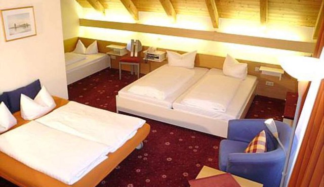 Family room with WC and shower/bath for max. 4 people. - AKZENT Hotel Restaurant