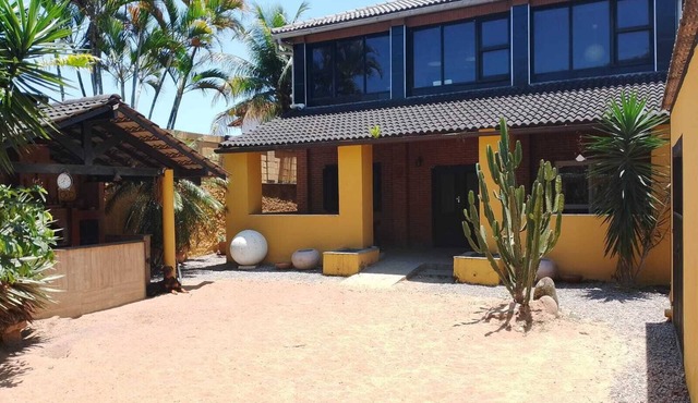 Family suite with pool, barbecue and services – 15 minutes from the beach.