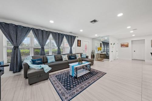 Family & Teams Stay, Near WPB, Sleep 6, Parking