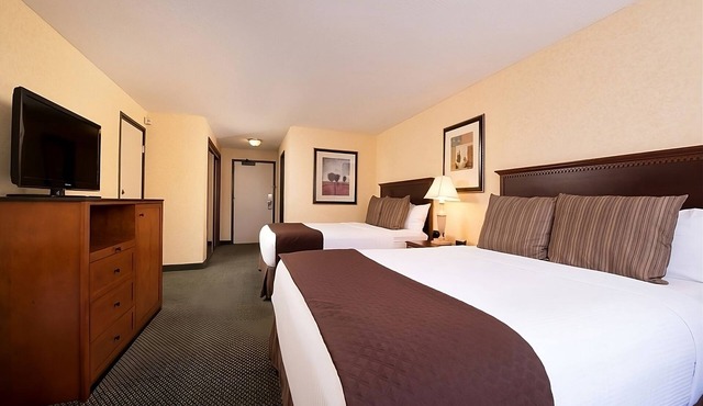 Family Vacay! Comfortable Unit, Onsite Pool, FREE Parking, Pets are Welcome too!