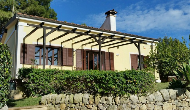 Family Villa By The Beach With a Big Garden, Sea Views and Private Parking