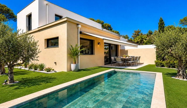 Family Villa Chêne with swimming pool and beach 10min walk away in a green setting