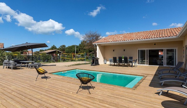 Family villa for 10 people with heated pool close to the ocean.