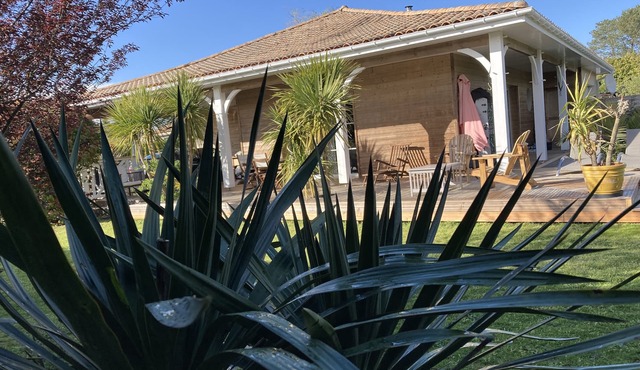Family villa for 7 people in a quiet location NEAR THE LAKE AND THE OCEAN, with a terrace and a pool table