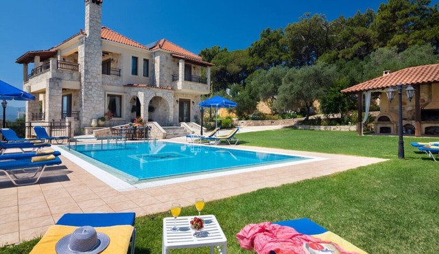 Family Villa w/Pool, Billiard ,Ping Pong, BBQ area