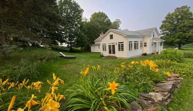 Famous Author's Luxury Retreat Spectacular Views 200 miles NYC, Boston, Montreal