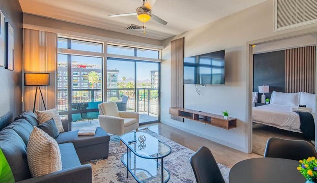 Fancy 1BD - DT PHX - Parkin, Gym, Pool - Sleeps 6