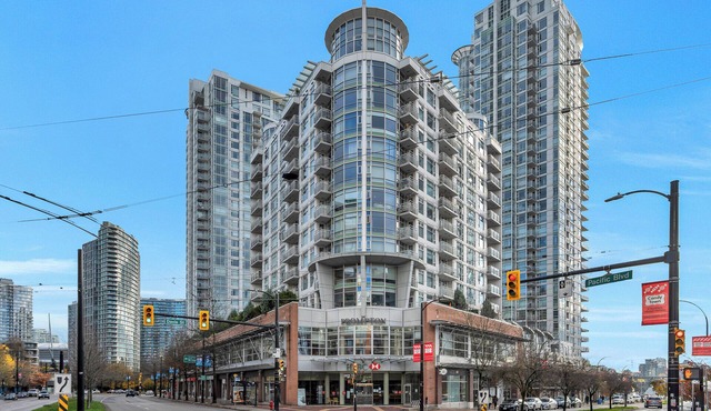 Fantastic 1 bed and den in Yaletown across from the world famous Seawall!