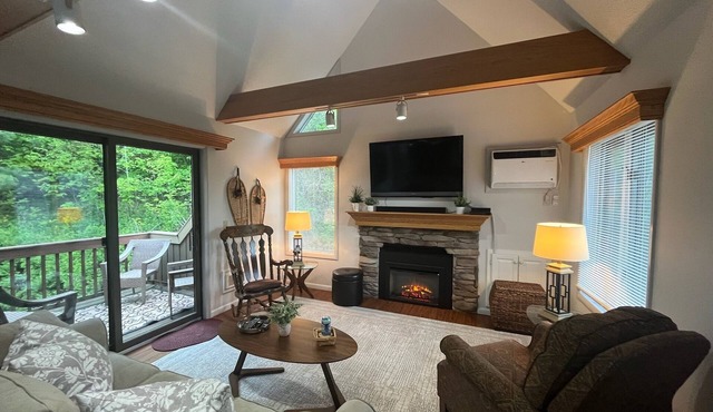 Fantastic 2 bed/3 bath Loft in Camelot Condos! Sleeps 6; Walk to lodge!