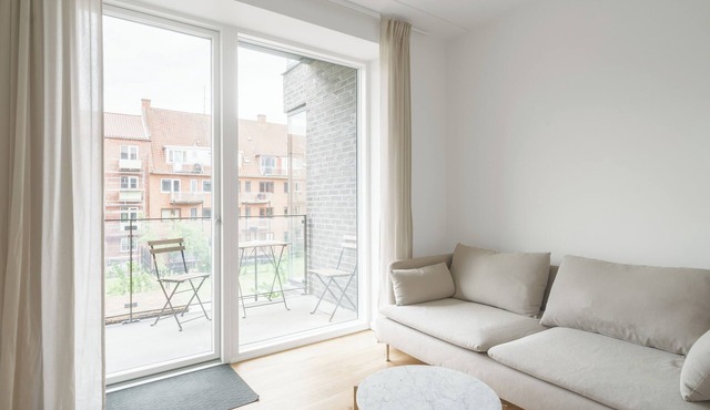 Fantastic 2-bed w/balcony - 386