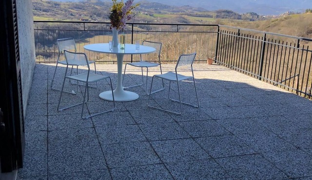 Fantastic 2 room terrace apartment with a view of the Piedmont vineyards