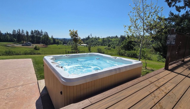 Fantastic 4 BR Countryside Home - Mountain views, Hot tub, Close to town and UO!