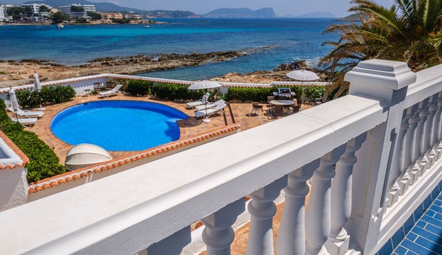 Fantastic Apartment by the Sea with Air Conditioning, Wi-Fi, Pool & Terrace
