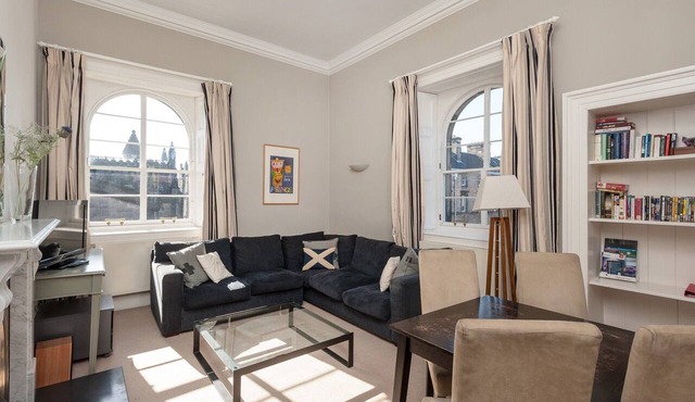 Fantastic corner 2 bedroom property with astounding views of the famous historic Royal Mile.