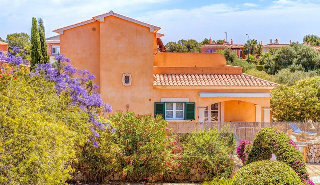 Fantastic Holiday Home with Pool, Wi-Fi and Terrace; Parking Available