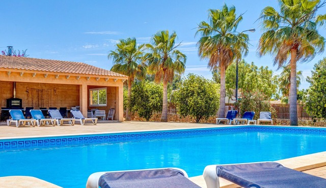 Fantastic Holiday Home with Pool, Wi-Fi and Terrace; Parking Available