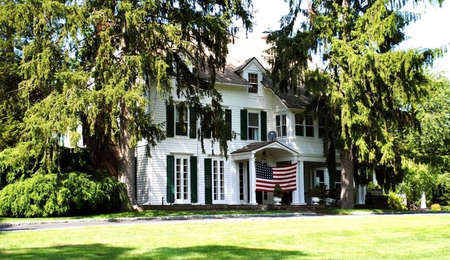 Fantastic home with pool/spa in lovely Darien, available July 13 - August 3