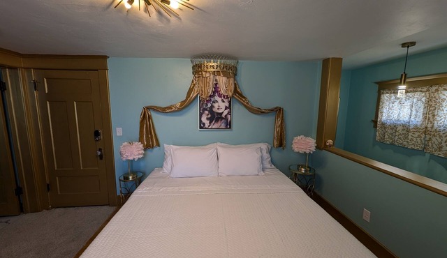 Fantastic king bed suite! Dolly inspired.
