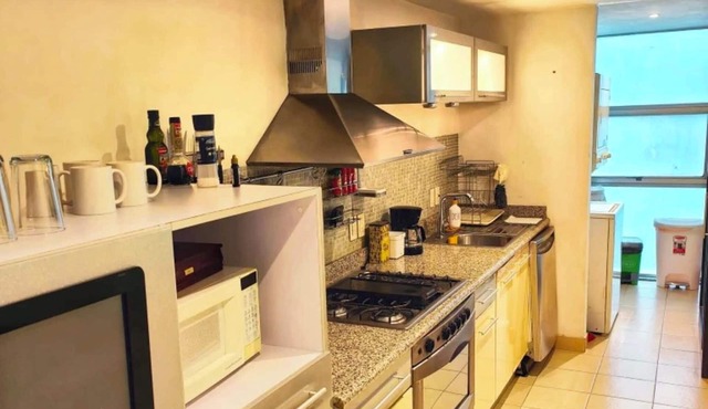 Fantastic Location & Deal Condo with AC, Rooftop Pool