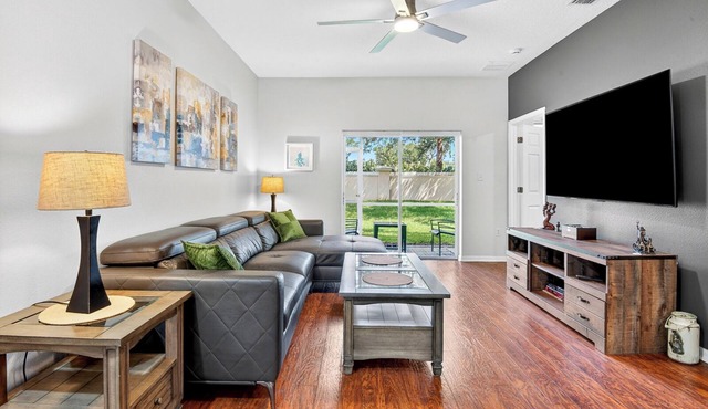 Fantastic location , 3BD/2BT Condo with garage,patio and pool in Gated community