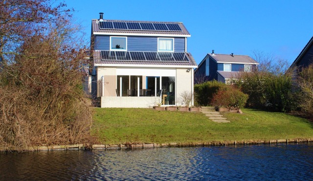 Fantastic location on the lake, Beach Park Texel, house 158