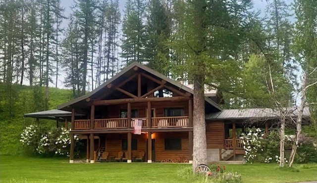 Fantastic log home 10 minutes from the west entrance of Glacier National Park