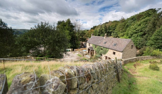 Fantastic panoramic views, beautiful Peak District Cottage with Indoor Pool