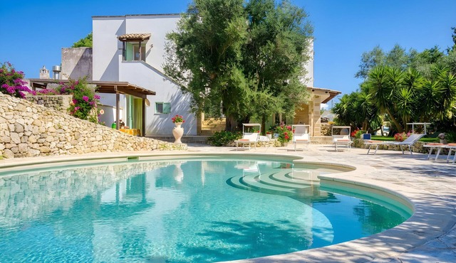 Fantastic pool villa w/private park 2km from sea