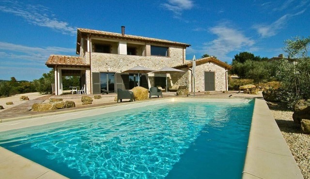 Fantastic property with swimming pool near the sea