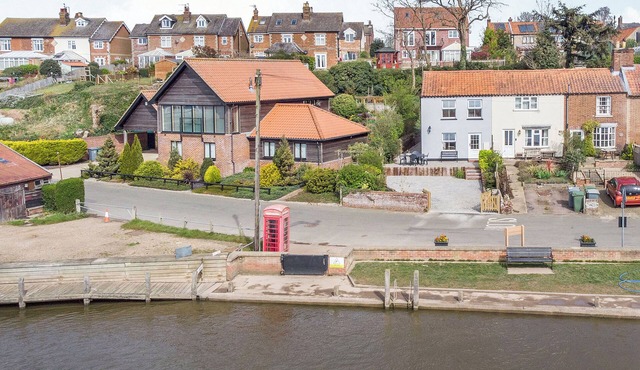 Fantastic riverside living, with panoramic river views.