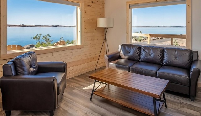 Fantastic Stay on Columbia River! Spacious Cabin w/Free Parking, Breakfast