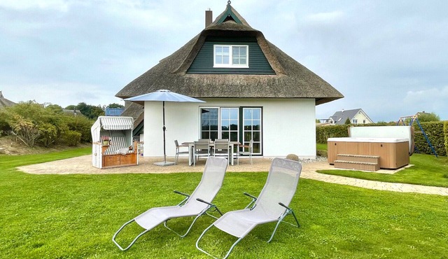 Fantastic thatched roof house m. Outdoor whirlpool, utilities included