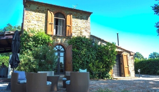 Fantastic Tuscan villa in a secluded location with pool and outdoor kitchen, close to the sea