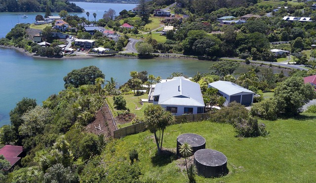 Fantastic views in peaceful setting overlooking Mangonui Harbour