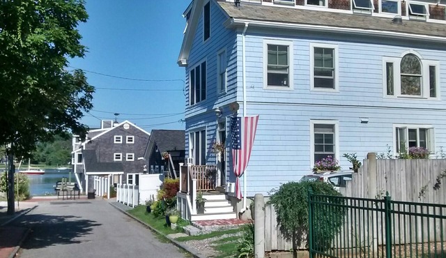 Fantastic Views in the Heart of Waterfront Historic District! Free wifi