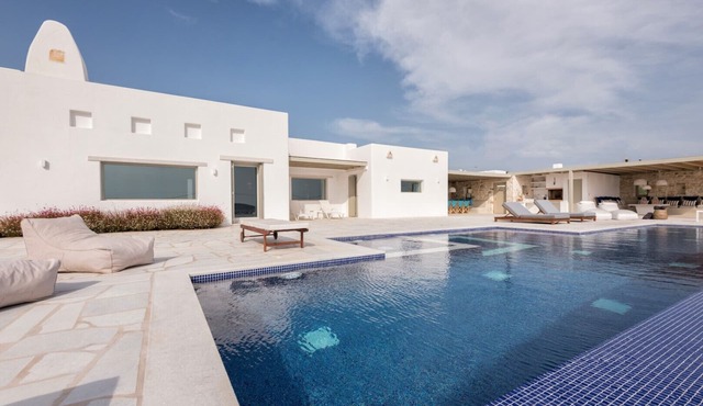 Fantastic villa for 8 people with sea views and close to the beach in Greece