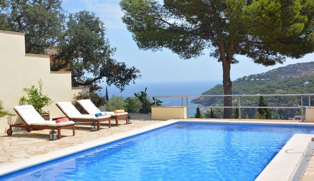 Fantastic Villa, Stunning Sea Views, 8 mins walk to beach, shops & restaurants