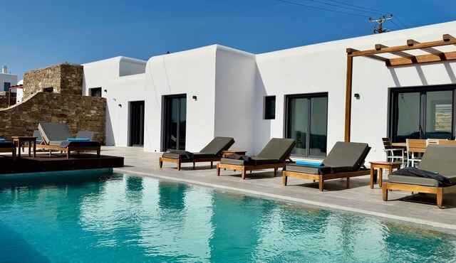 Fantastic villa with private pool 2 minutes from the airport and the beach